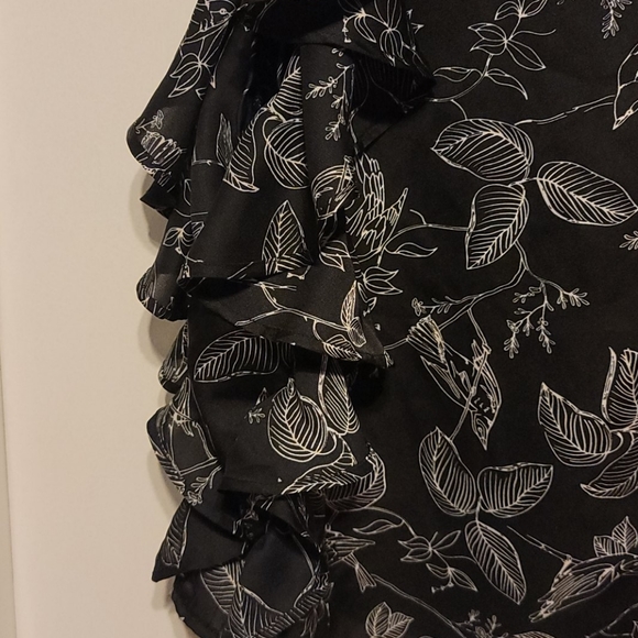 Short Sleeve Blouse - Picture 3 of 4